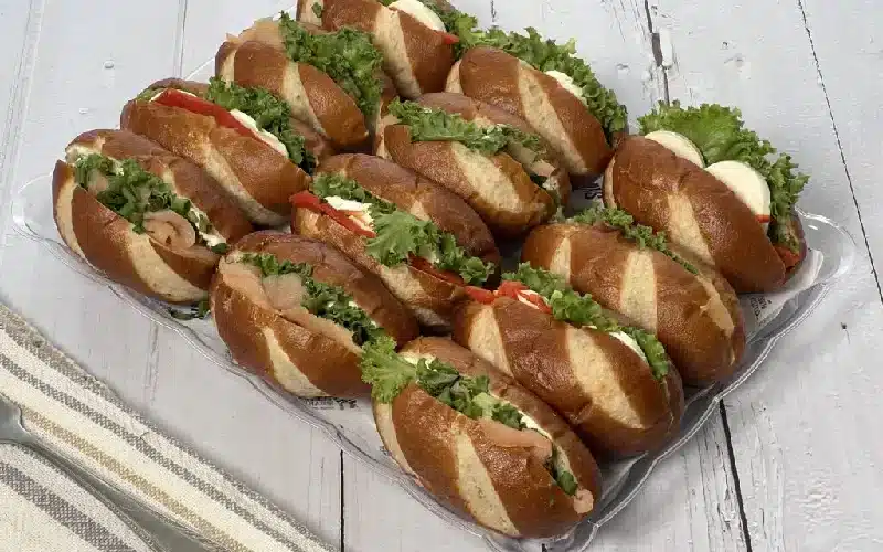 מגשי אירוח כריכים ומאפים